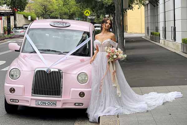 Unique wedding ideas. London Cab on the Sydney Harbour Bridge, Marriage Celebrant. Marriage Registry Office.